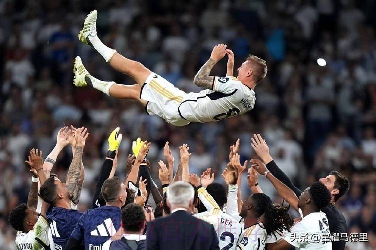 皇马34岁传奇告别伯纳乌!16年夺24冠队友挨个拥抱